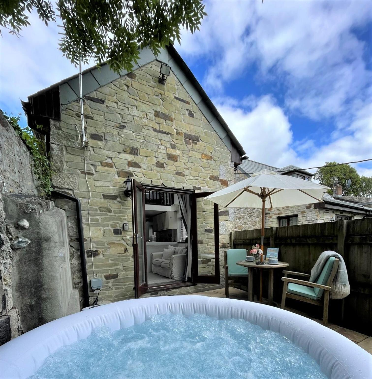 Vakantiehuis The Stables - Detached With Private Garden & Hot Tub *